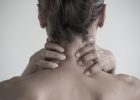 „Jak bycie „tu i teraz” pomaga radzić sobie z przewlekłym bólem? – terapeutyczne korzyści płynące z praktyki uważności” – Agata Dębek